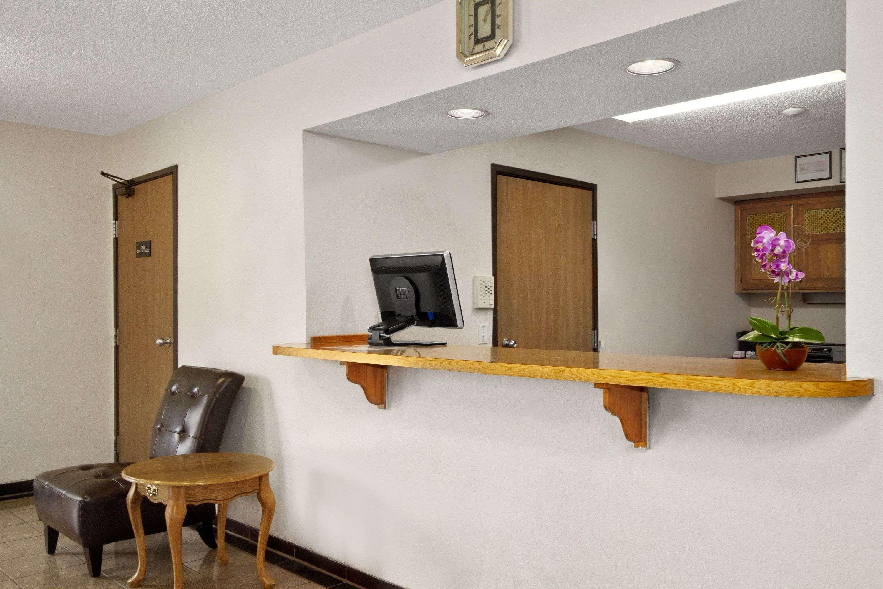 速8威廉斯湖酒店 威廉斯莱克 外观 照片